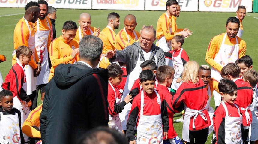 Florya&rsquo;da 23 Nisan coşkusu! Galatasaray'dan anlamlı hareket