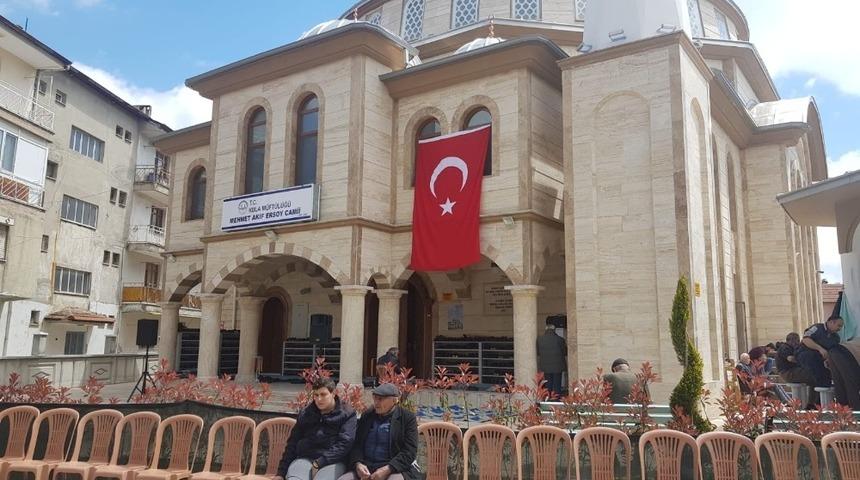 Yıkılıp yeniden yapılan cami ibadete a&ccedil;ıldı