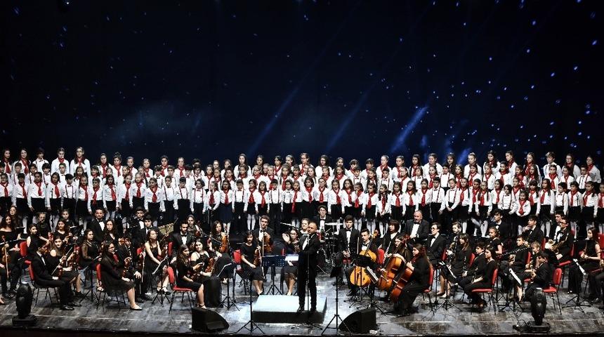 250 kişilik &ccedil;ocuk orkestrası hayran bıraktı