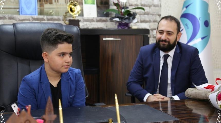 Başkanvekili Ak&ccedil;al koltuğu k&uuml;&ccedil;&uuml;k başkana devretti