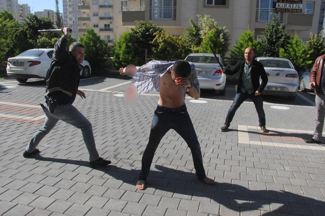 Kendine zarar verdi, polislere saldırdı! Korkun&ccedil; olay Adana'yı karıştırdı