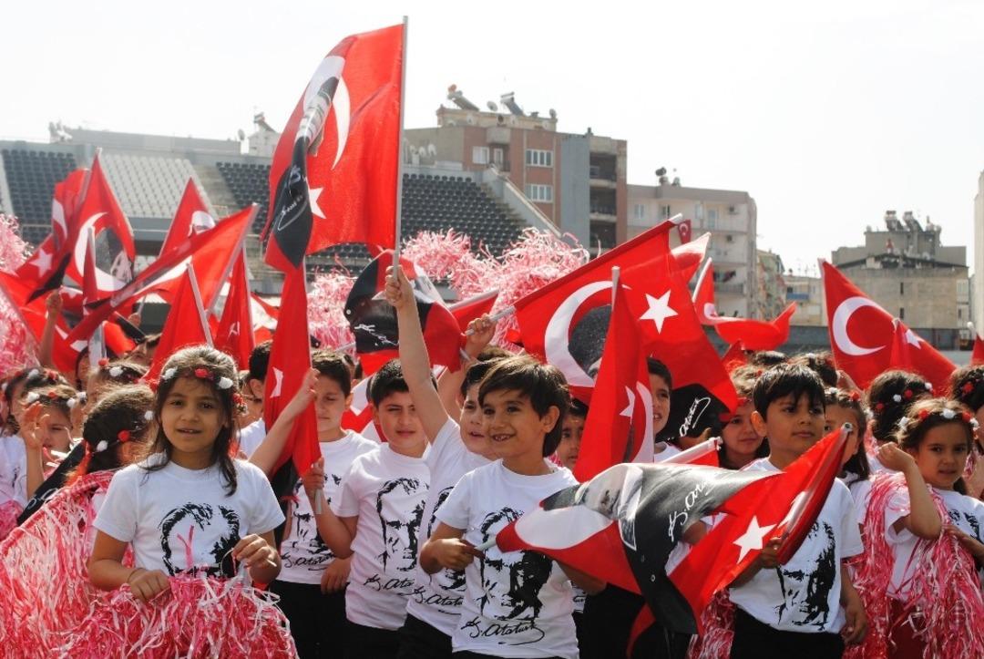 Aydınlı minikler 23 Nisan coşkusunu doyasıya yaşadı