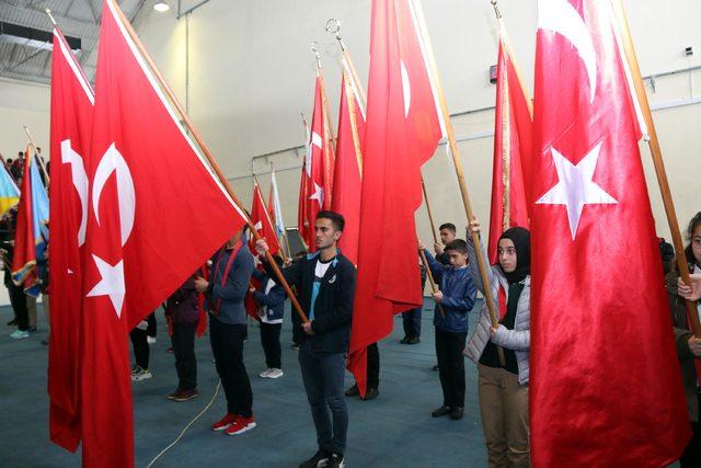 Bitlis'te kutlamalar soğuk hava nedeniyle salonda yapıldı