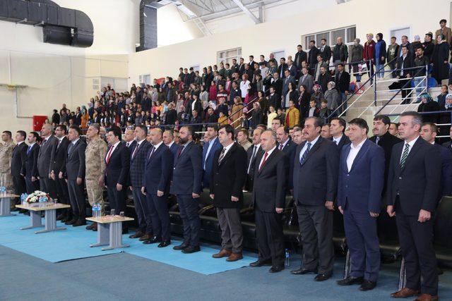 Bitlis'te kutlamalar soğuk hava nedeniyle salonda yapıldı