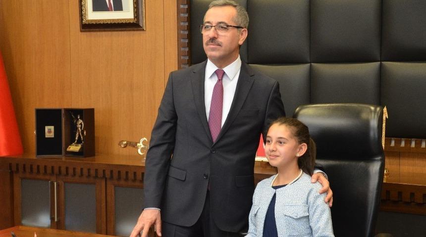 Başkan G&uuml;ng&ouml;r koltuğu Huriye Naz&rsquo;a devretti