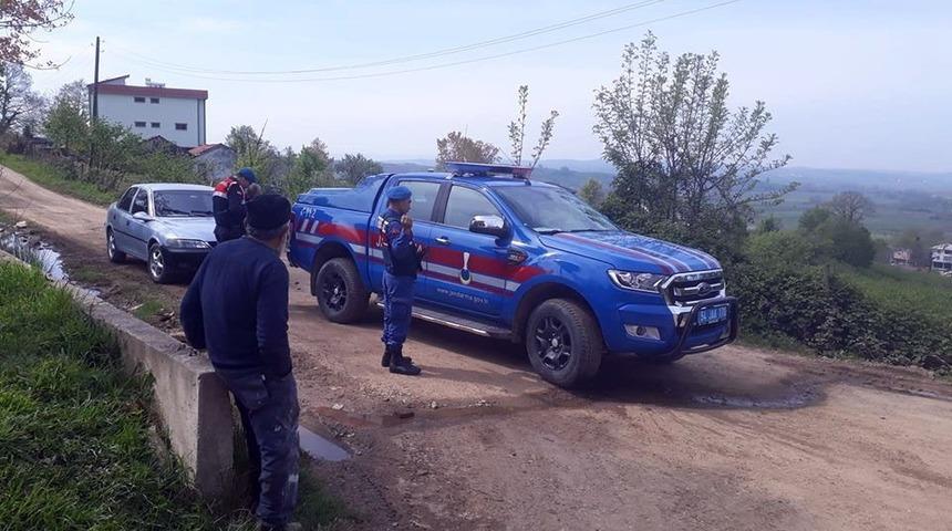 Hırsızlar kamyonetin ak&uuml;s&uuml;n&uuml; &ccedil;aldı