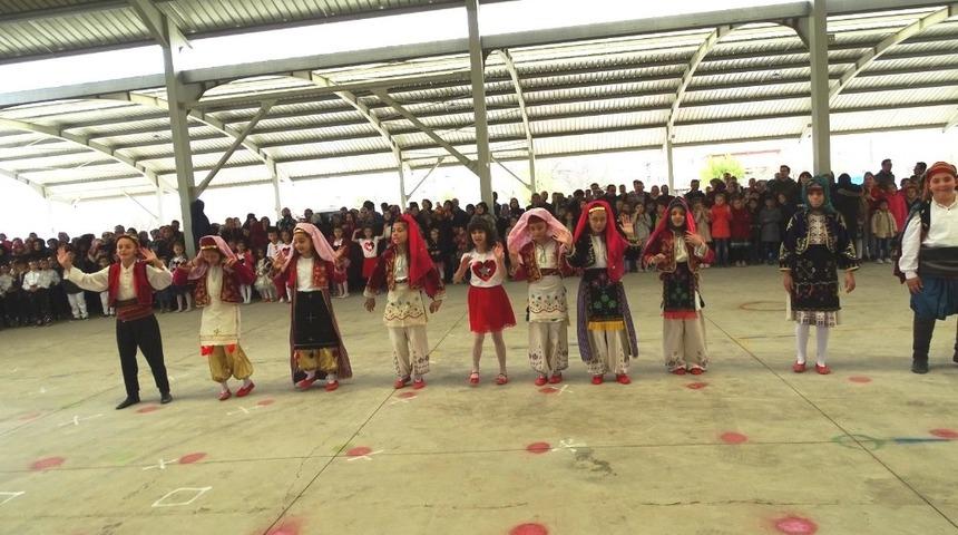 &lsquo;Hayat bayram olsa&rsquo; şarkısını işaret dilinde sundular