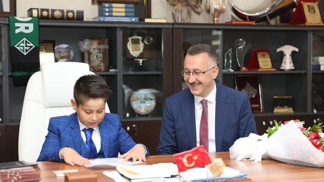 Başkan Işıksu, koltuğunu küçük Efe’ye devretti