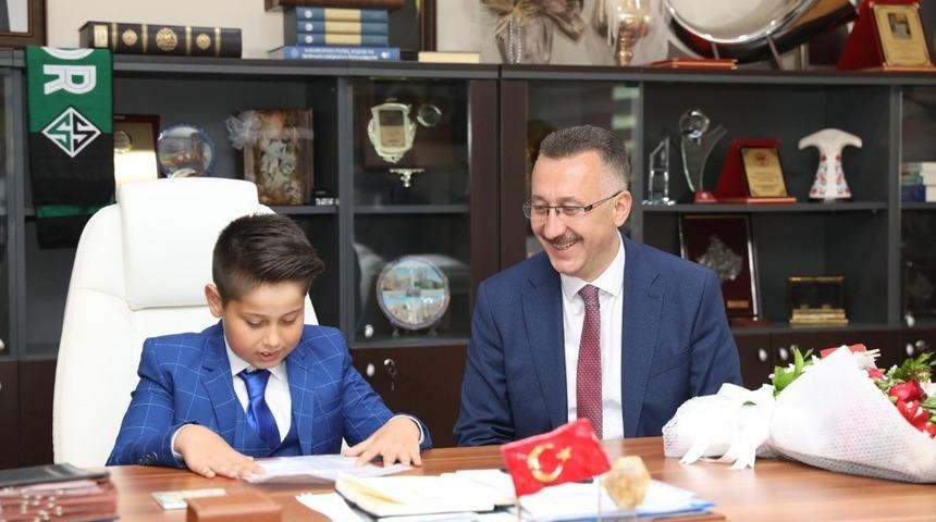 Başkan Işıksu, koltuğunu k&uuml;&ccedil;&uuml;k Efe&rsquo;ye devretti