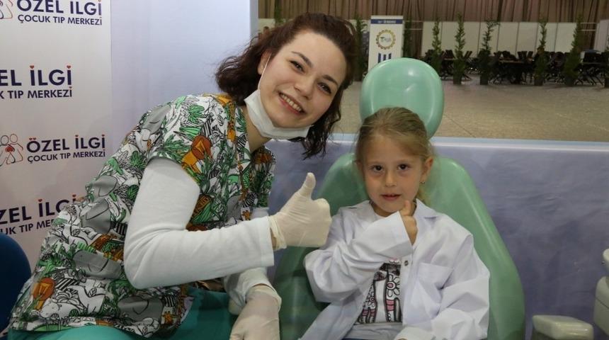 &Ccedil;ocuklara &uuml;cretsiz diş muayenesi yapıldı