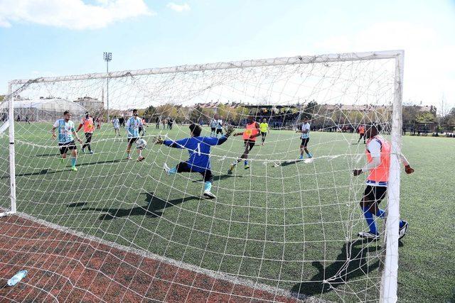 Konya’da uluslararası futbol ve masa tenisi turnuvasının ödülleri verildi