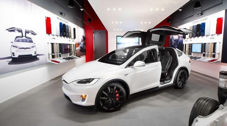 Tesla sürücüsüz taksi hizmeti başlatıyor