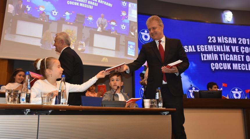 İş insanlarının koltuklarına çocuklar oturdu