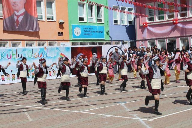 Bucak’ta 23 Nisan Ulusal Egemenlik ve Çocuk Bayramı coşkusu