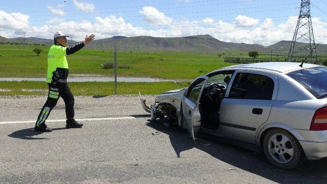 Gercüş’te çarpışan araçlarda kimsenin burnu bile kanamadı