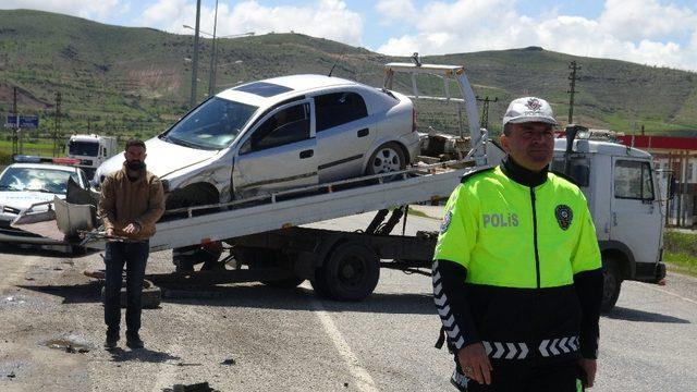 Gercüş’te çarpışan araçlarda kimsenin burnu bile kanamadı