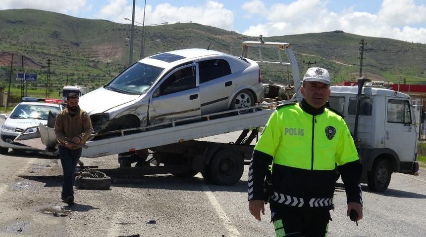 Gerc&uuml;ş&rsquo;te &ccedil;arpışan ara&ccedil;larda kimsenin burnu bile kanamadı
