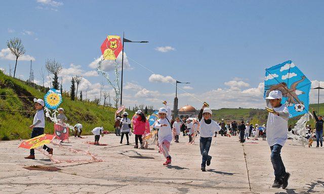 Diyarbakırlı çocuklar 23 Nisan'ı uçurtma uçurarak kutladı