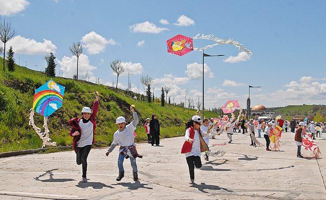 Diyarbakırlı çocuklar 23 Nisan'ı uçurtma uçurarak kutladı