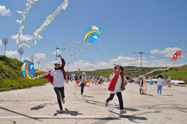 Diyarbakırlı çocuklar 23 Nisan'ı uçurtma uçurarak kutladı