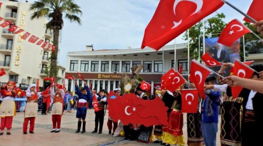 İzmir&rsquo;in il&ccedil;elerini bayram coşkusu sardı