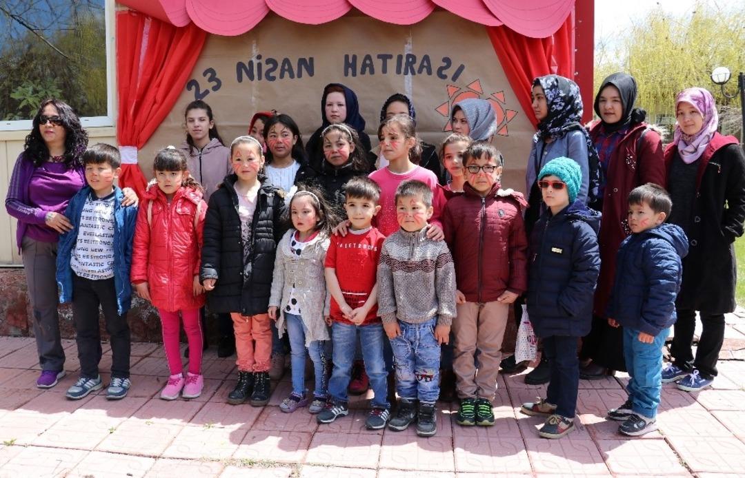 Vanlı &ccedil;ocuklar ile m&uuml;lteci &ccedil;ocuklar birlikte 23 Nisan&rsquo;ı kutladı