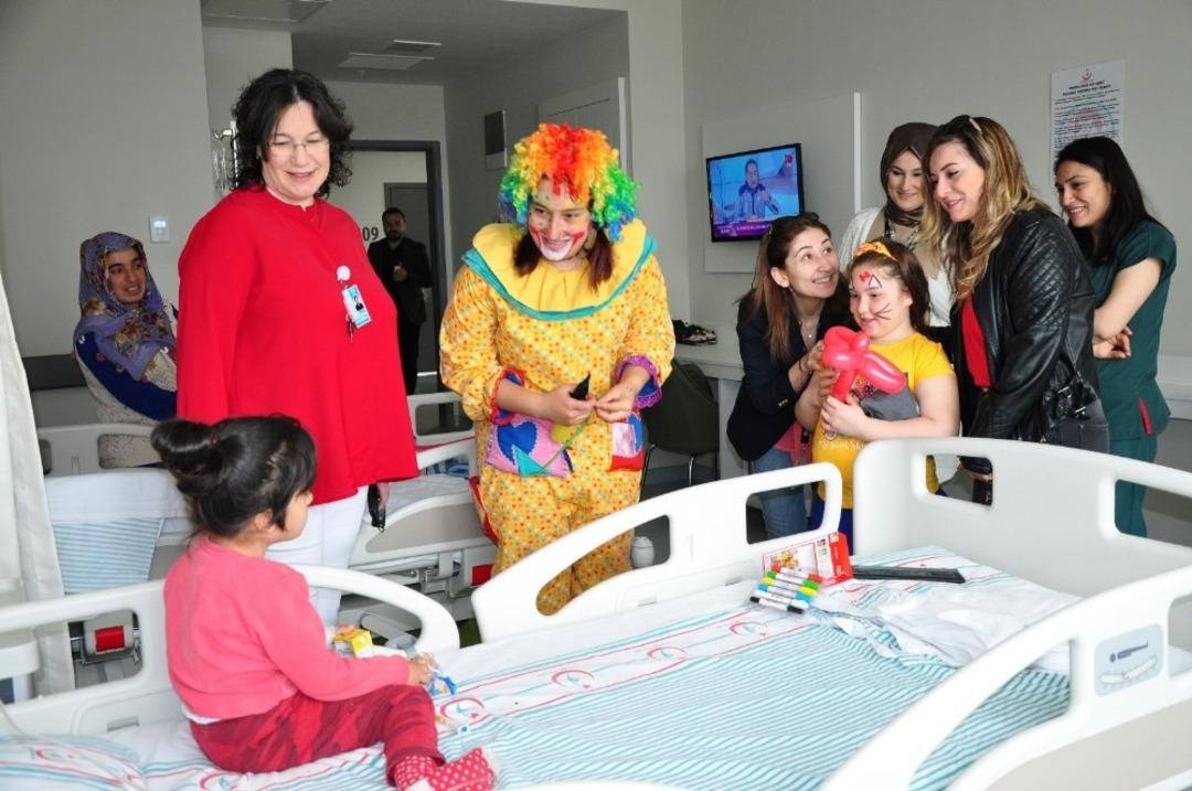 Hastanede tedavi g&ouml;ren &ccedil;ocuklara 23 Nisan s&uuml;rprizi