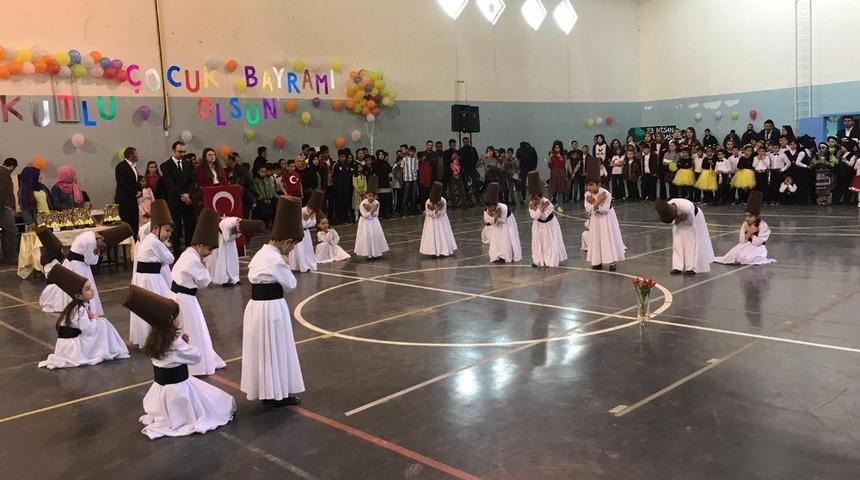 Miniklerin semazen gösterisi büyüledi