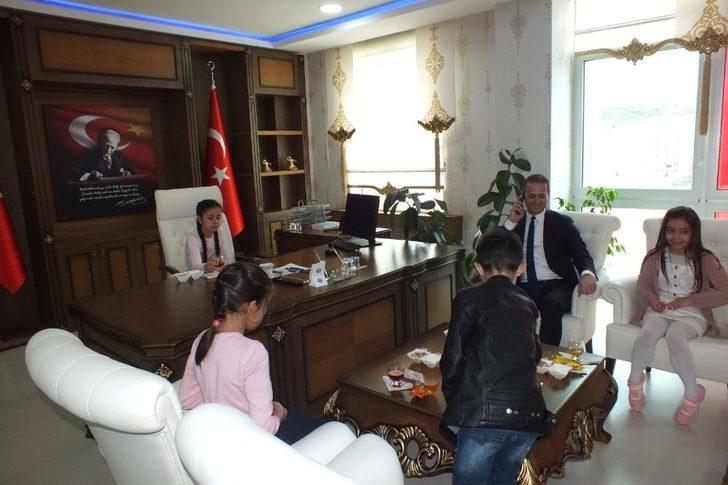 Kaymakam koltuğuna oturdu, yeni seçilen belediye başkanı babasını arayıp tebrik etti G1