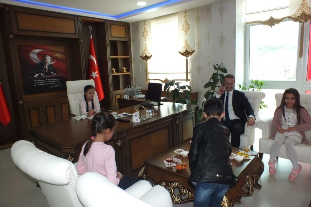 Kaymakam koltuğuna oturdu, yeni se&ccedil;ilen belediye başkanı babasını arayıp tebrik etti