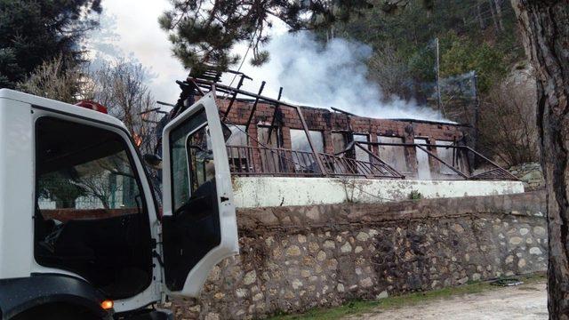 Sünnet Gölü Tabiat Parkı’ndaki konaklama alanı yanarak küle döndü