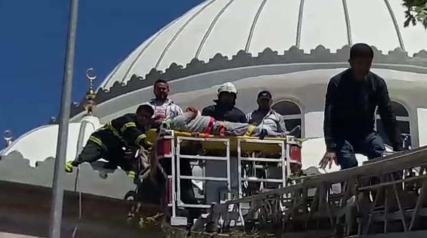 Cami kubbesinden d&uuml;şen iş&ccedil;i yaralandı