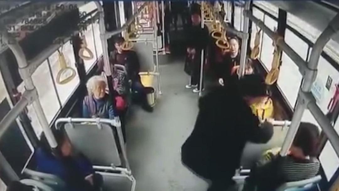  Yaşlı adam, kendisine yer vermeyen kadının kucağına oturdu