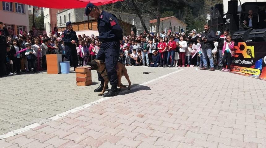 Jandarma&rsquo;dan miniklere &ldquo;Kaplan ve Hisarlı&rdquo; s&uuml;rpriz