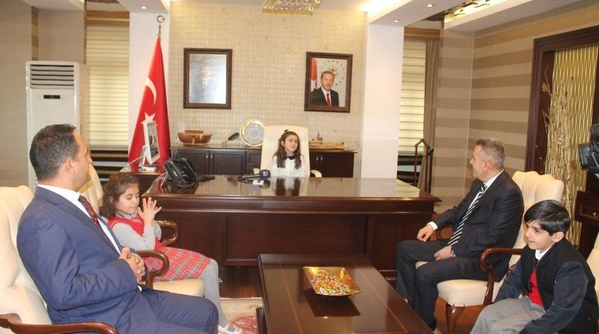 Vali Koltuğuna oturan &ouml;ğrenci Milli Eğitim Şube M&uuml;d&uuml;r&uuml;ne kodlama eğitimi talimatı verdi