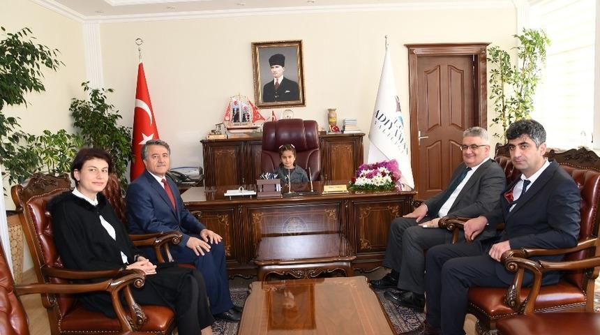 Temsili Vali&rsquo;den d&uuml;nya &ccedil;ocuklarına barış ve kardeşlik mesajı