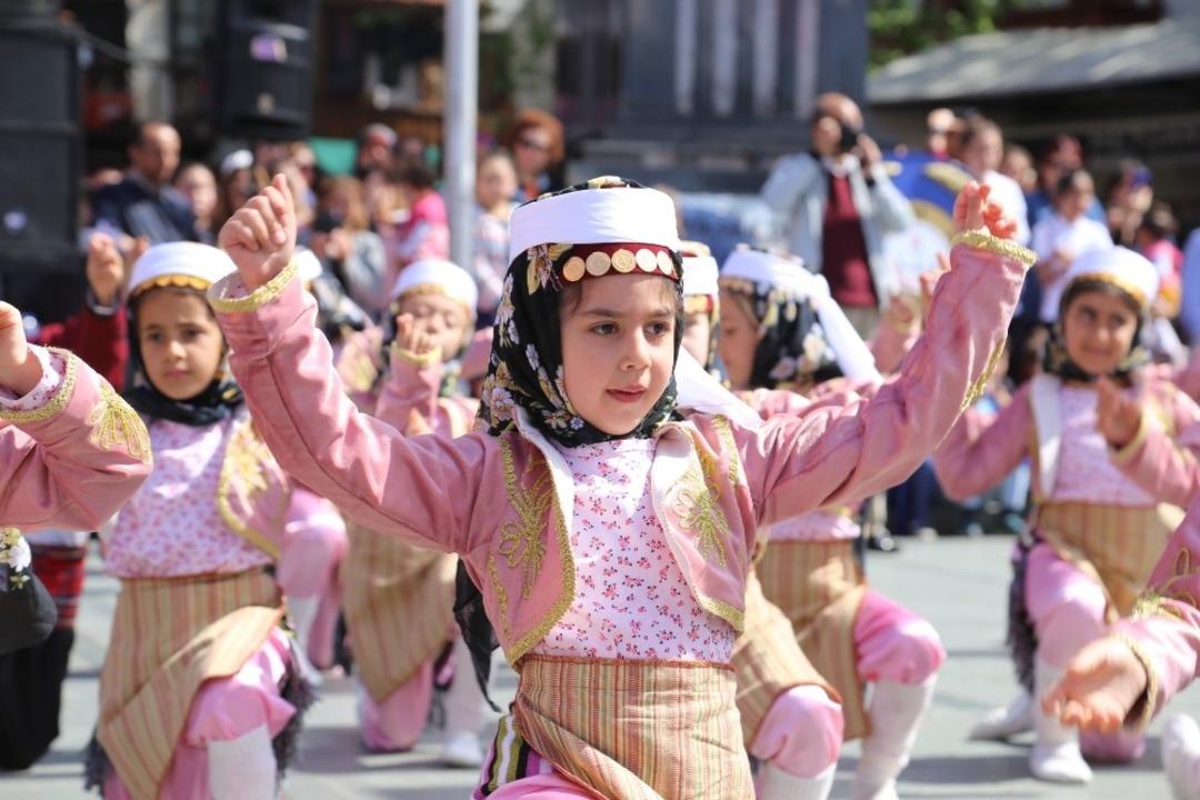 Antalya&rsquo;nın il&ccedil;elerinde 23 Nisan coşkusu
