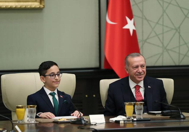Cumhurbaşkanı Erdoğan'ın koltuğuna, küçük Ozan oturdu