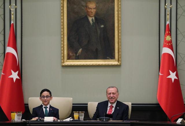 Cumhurbaşkanı Erdoğan'ın koltuğuna, küçük Ozan oturdu