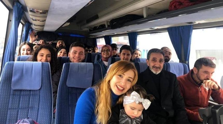 Emziğiyle turne yolunda bebek