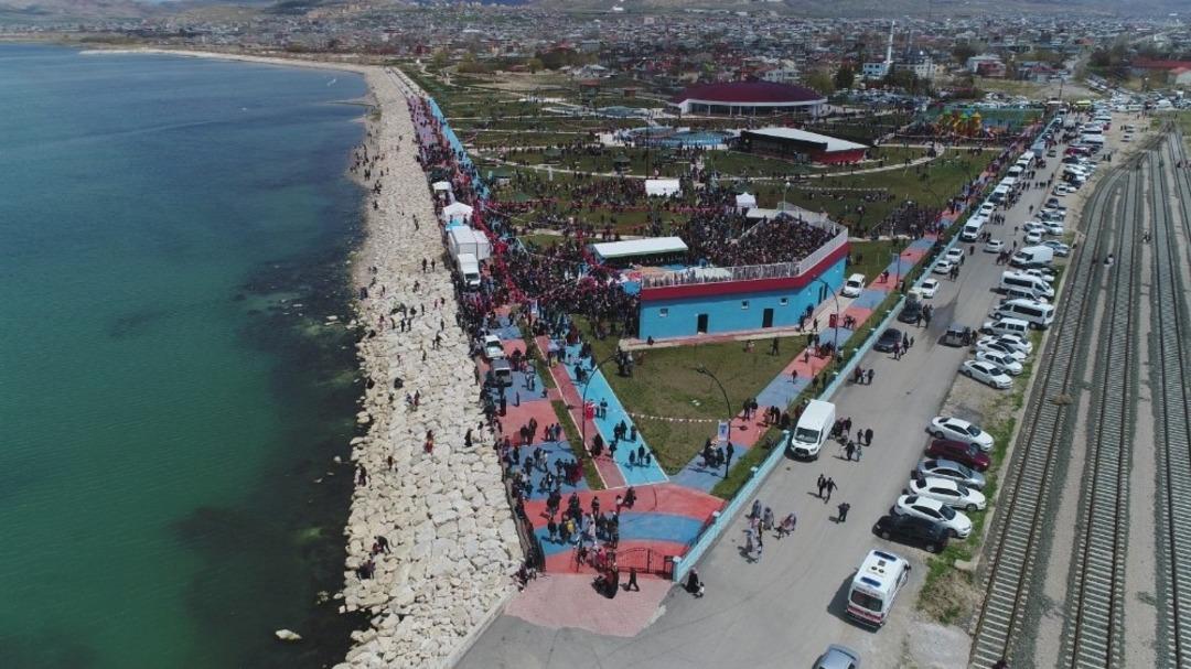 Van G&ouml;l&uuml; sahilinde &rsquo;23 Nisan&rsquo; coşkusu