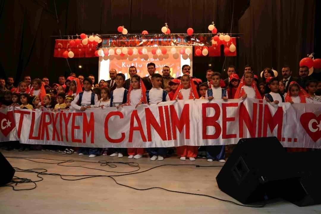 Varto ve Bulanık&rsquo;ta 23 Nisan coşkuyla kutlandı