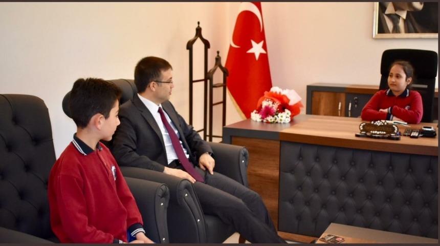 Kaymakam &Ouml;zt&uuml;rk koltuğunu temsili olarak devretti