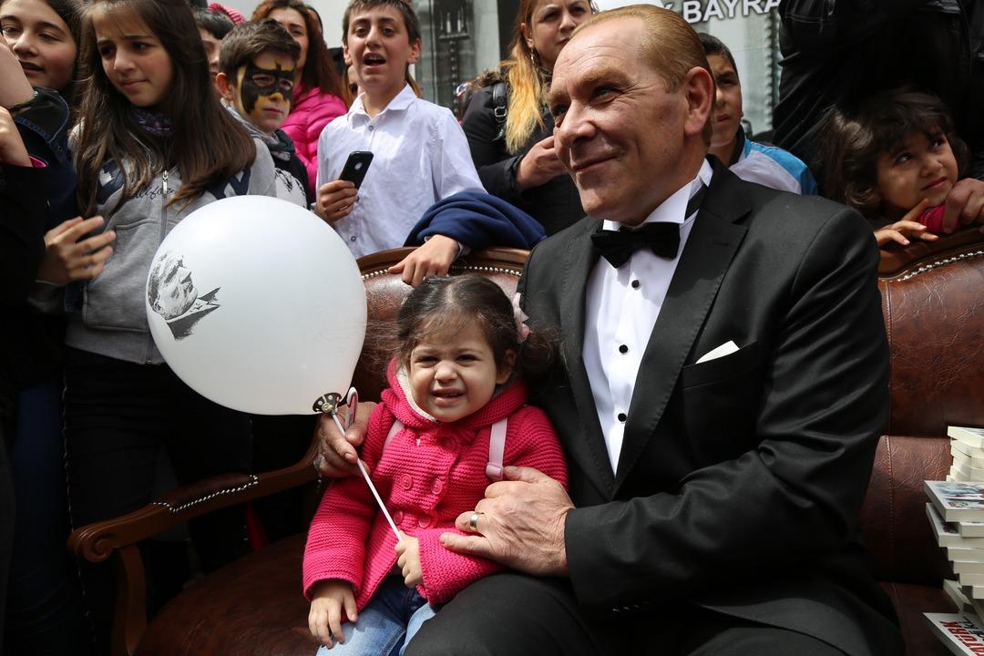  Atat&uuml;rk'e benzeyen G&ouml;ksel Kaya'ya &ccedil;ocuklardan yoğun ilgi