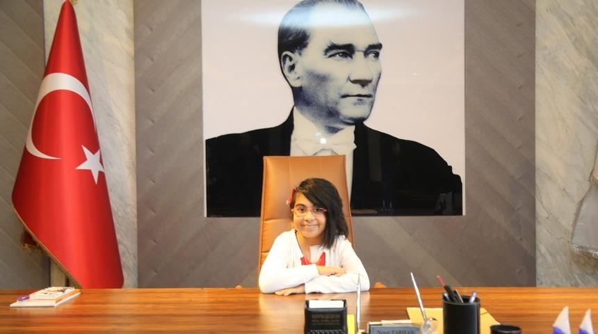 Başkan Tarhan&rsquo;ın koltuğuna Kader oturdu