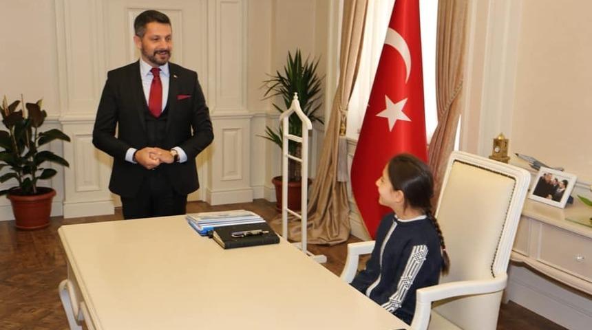 Sivrihisar Belediyesi&rsquo;nde başkanlık koltuğuna minikler oturdu