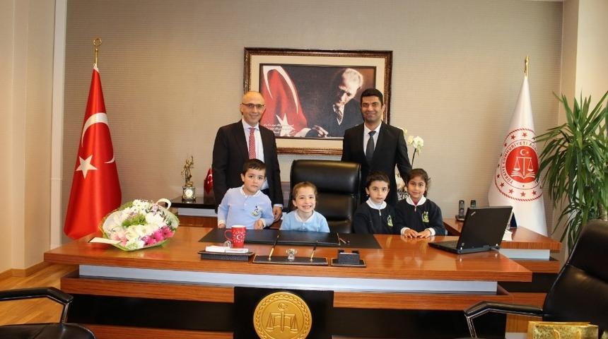 Y&uuml;ksel Navdar koltuğu miniklere devretti