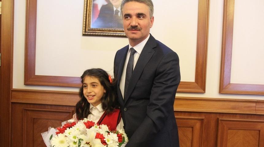 Vali Baruş koltuğunu Nida Uvat&rsquo;a devretti