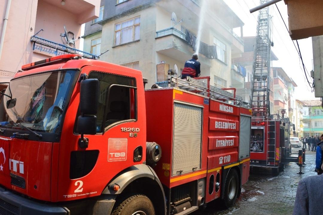 D&ouml;rt katlı binanın &ccedil;atı katında yıkan yangın korkuttu