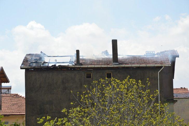 Dört katlı binanın çatı katında yıkan yangın korkuttu G3